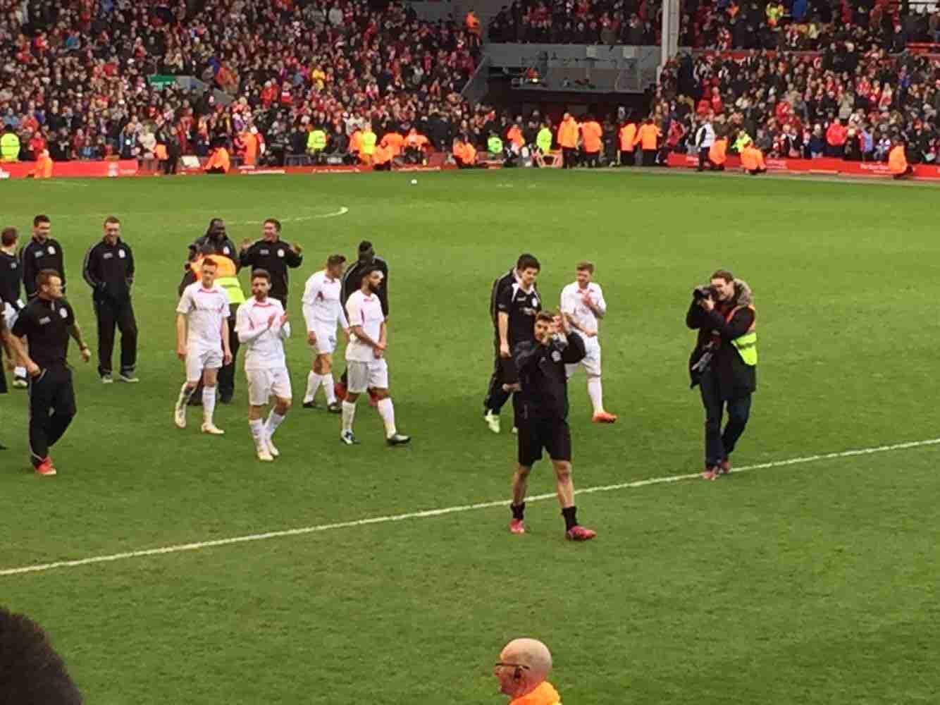 上周末的足球比赛让巴萨球迷心情舒畅（上周末的足球赛令巴萨球迷心情大好）