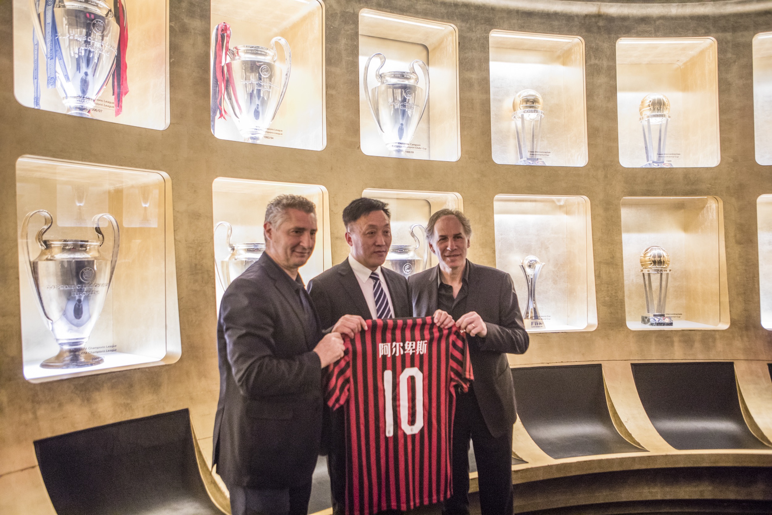 麦克托米奈为何没选英格兰？前苏格兰主帅：穆里尼奥帮了大忙（前苏格兰主帅揭秘：穆里尼奥成关键，促麦克托米奈未选英格兰）