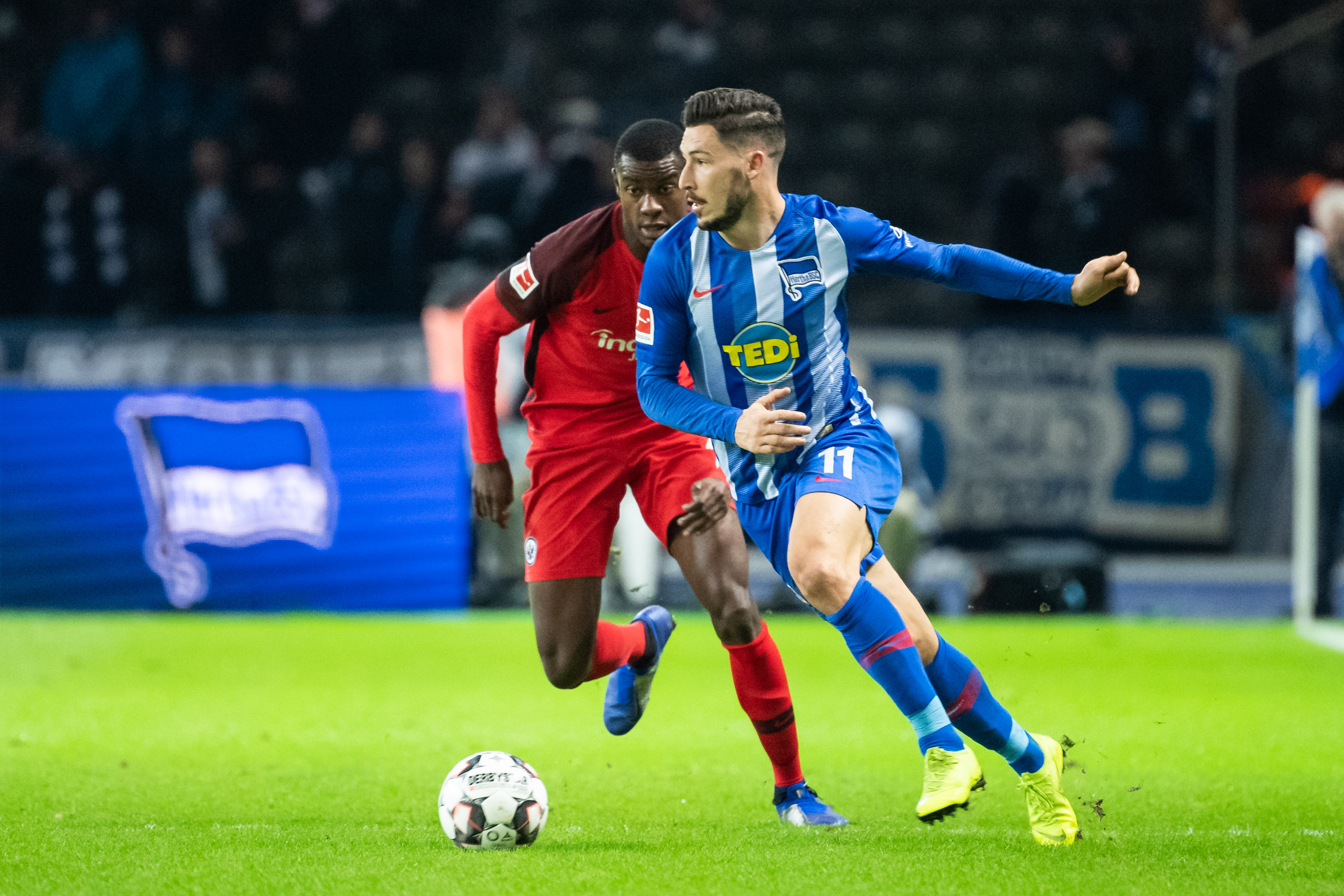 近期两连败！皇马官方晒对阵阿拉维斯海报，罗德里戈单人出镜（连败两场后，皇马官方发布战阿拉维斯海报：罗德里戈独自出镜）