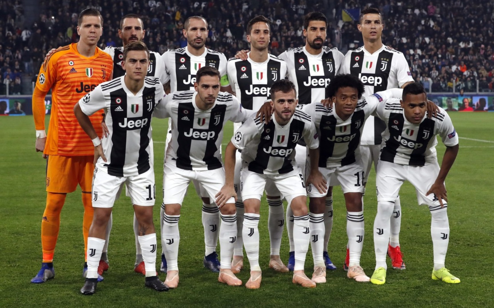 足球国足球迷自发制作横幅，为球队打气（国足球迷自发制作横幅为球队助威）