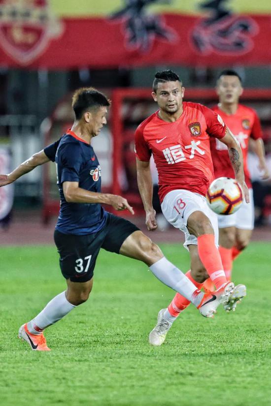 欧冠赛场精彩瞬间：巴萨2-1战胜拜仁,
