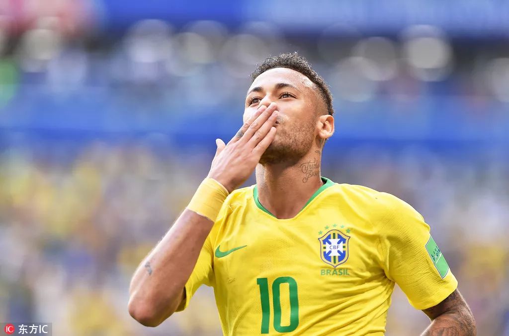 曼联、利物浦近五轮各1胜，英超积分榜曼联积22分，领先利物浦。