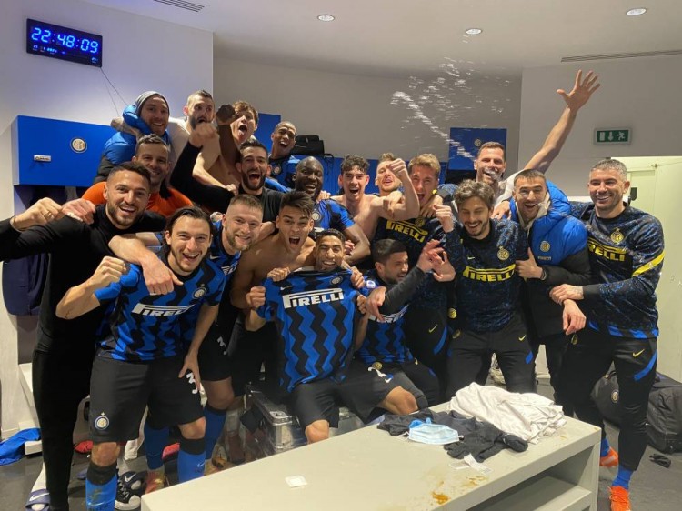 岁月如梭！还记得当年切尔西与曼联比赛，著名的球迷...（光阴荏苒：你还记得那场切尔西对曼联的经典之战和那位传奇球迷吗）