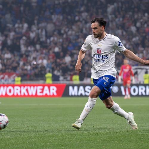 状态不佳！詹姆斯半场9投2中仅得4分，湖人领先9分